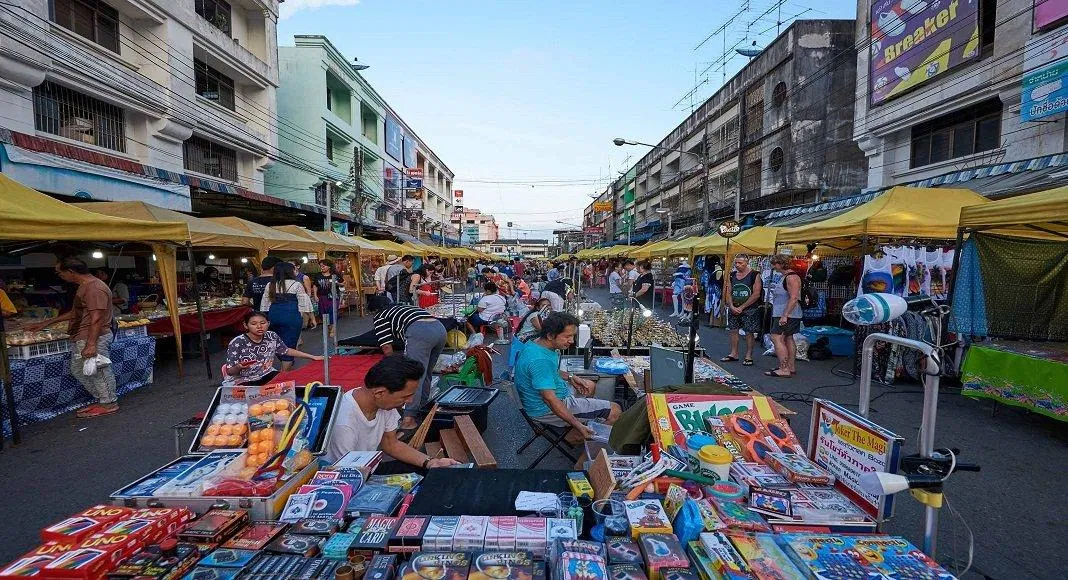 Các quầy hàng trên đường phố Krabi (Ảnh: Internet). Các quầy hàng trên đường phố Krabi (Ảnh: Internet).
