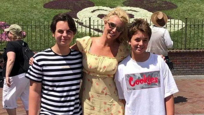 Britney và 2 con trai.  (Ảnh: Internet)