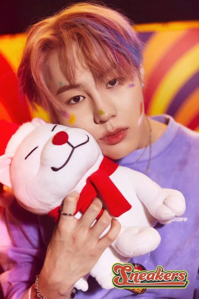 Ha Sung Woon - Sneakers (Ảnh: Internet)