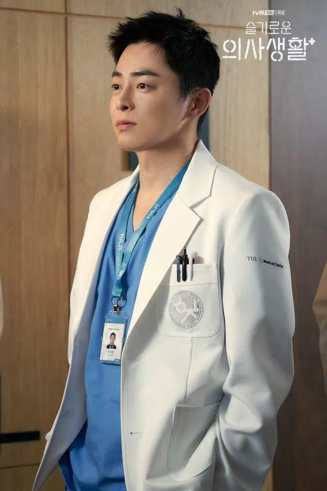 Là bác sĩ bận rộn, nhưng tất cả mọi chuyện "vụn vặt" trong bệnh viện Lee Ik Jun đều biết (Nguồn: Internet).