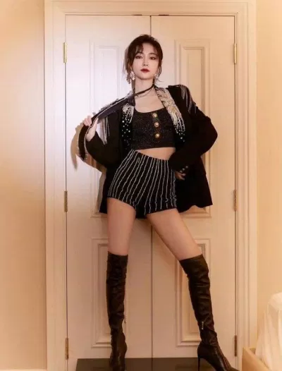 Outfit "chặt chém" của Hứa Giai Kỳ (Ảnh: Internet). Outfit "chặt chém" của Hứa Giai Kỳ (Ảnh: Internet).