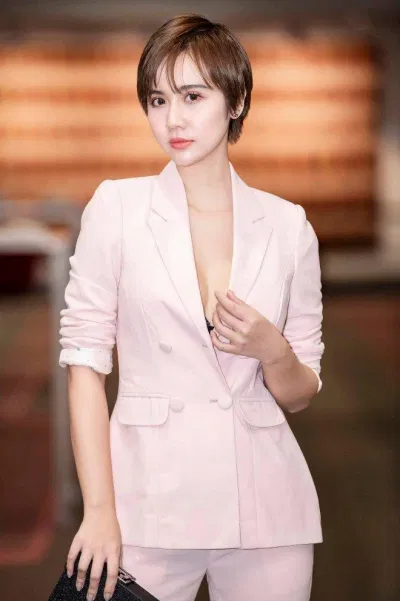 Huyền Lizzie cá tính với mái tóc ngắn khác với hình ảnh quen thuộc với khán giả (Nguồn: Internet) Huyền Lizzie cá tính với mái tóc ngắn khác với hình ảnh quen thuộc với khán giả (Nguồn: Internet)