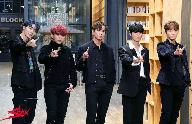 Trong Imitation, Hwiyoung đóng vai Lee Hyun của nhóm nhạc KPOP hàng đầu SHAX (Ảnh: Internet). Trong Imitation, Hwiyoung đóng vai Lee Hyun của nhóm nhạc KPOP hàng đầu SHAX (Ảnh: Internet).