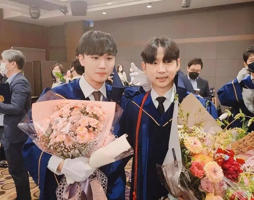 Sau hơn 6 năm xuất hiện tại Running Man thì giờ đây Hyun Woo đã tốt nghiệp cấp 3. (Ảnh: Internet). Sau hơn 6 năm xuất hiện tại Running Man thì giờ đây Hyun Woo đã tốt nghiệp cấp 3. (Ảnh: Internet).