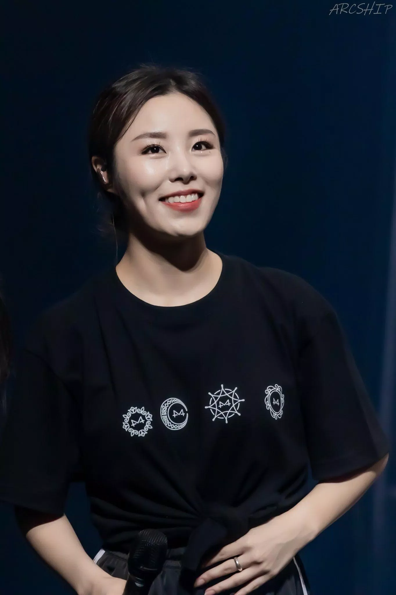 Wheein (MAMAMOO) có thần thái mạnh mẽ và má lúm đồng tiền siêu đáng yêu. (Nguồn: Internet)