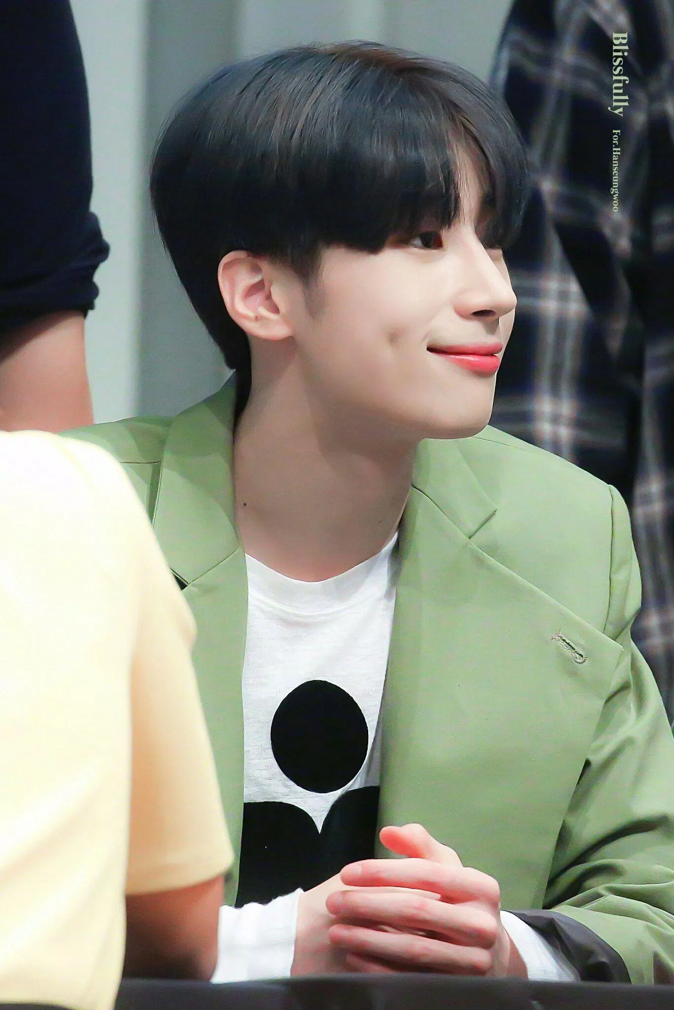 Cựu thành viên X1, Han Seungwoo (VICTON) cũng sở hữu má lúm đồng tiền cực duyên. (Nguồn: Internet)