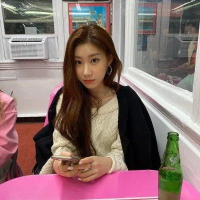 Chaeryeong (ITZY) với phong cách thời trang nữ tính (Ảnh: Internet). Chaeryeong (ITZY) với phong cách thời trang nữ tính (Ảnh: Internet).
