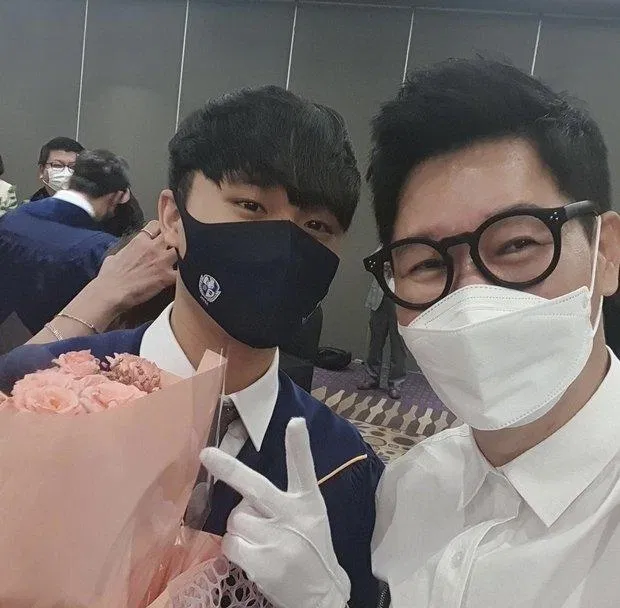 "Bố già" Ji Suk Jin đến tham dự lễ tốt nghiệp cấp ba của con trai mình. (Ảnh: Internet). "Bố già" Ji Suk Jin đến tham dự lễ tốt nghiệp cấp ba của con trai mình. (Ảnh: Internet).