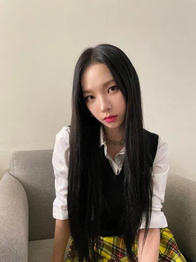 Khuôn mặt của Karina trông nhỏ nhắn như một quả trứng cút (Ảnh: Internet). Khuôn mặt của Karina trông nhỏ nhắn như một quả trứng cút (Ảnh: Internet).