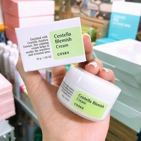 Kem dưỡng ẩm Cosrx Centella Blemish Cream với chiết xuất từ cây rau má có tác dụng làm dịu da, cấp ẩm ( Nguồn: internet)