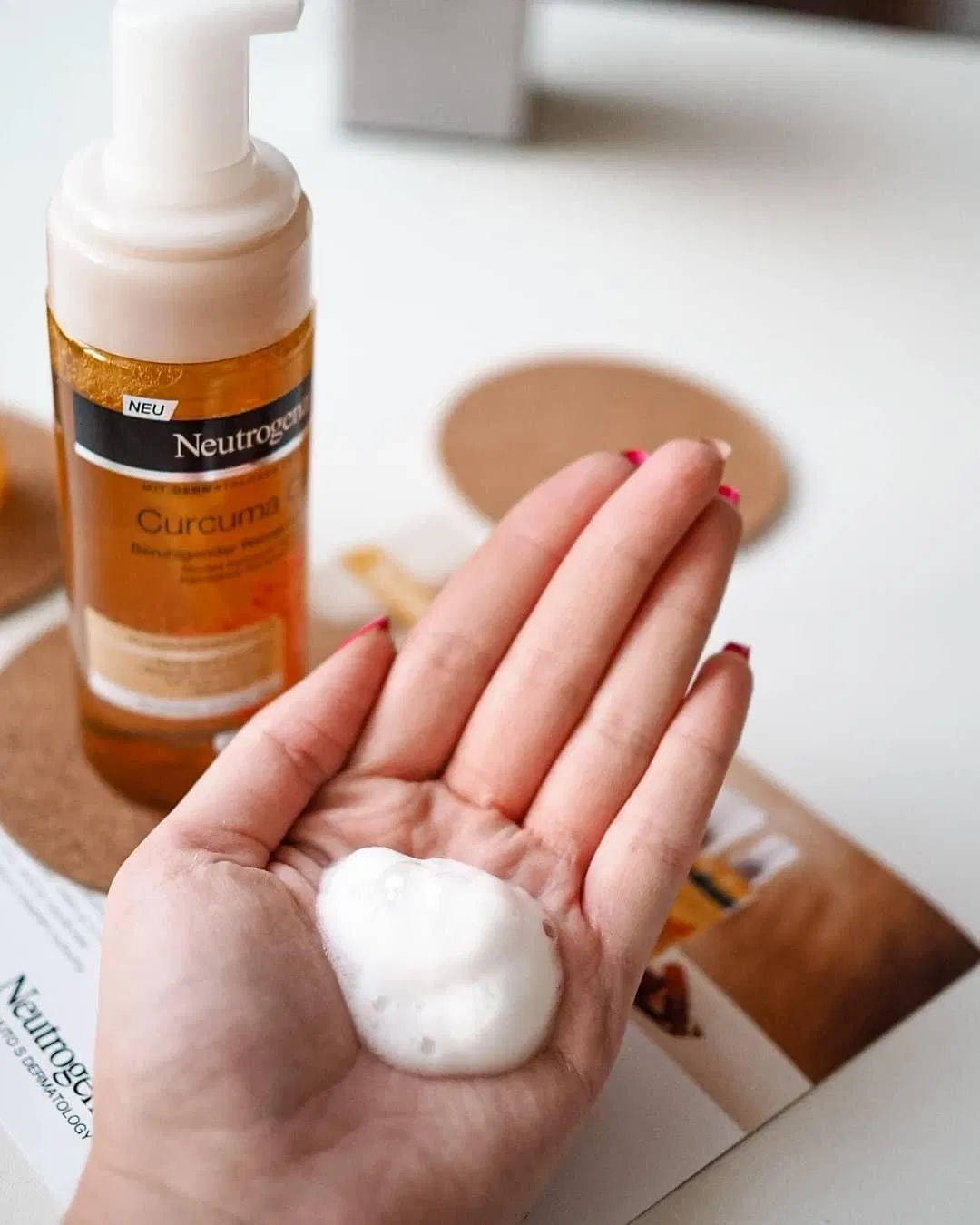 Dạng bọt trắng mềm mại, thẩm thấu nhanh và làm sạch da hiệu quả (Ảnh: Internet).