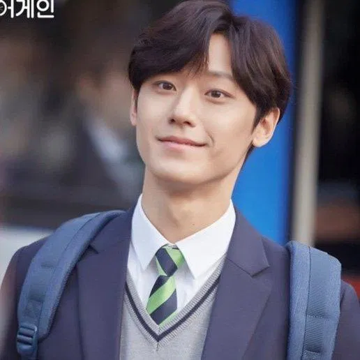 Lee Do Hyun chăm chỉ làm việc để phụ giúp gia đình trả nợ (Ảnh: Internet). Lee Do Hyun chăm chỉ làm việc để phụ giúp gia đình trả nợ (Ảnh: Internet).