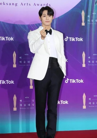 Lee Do Hyun giành giải thưởng Nam diễn viên mới xuất sắc nhất Baeksang Arts Awards (Ảnh: Internet). Lee Do Hyun giành giải thưởng Nam diễn viên mới xuất sắc nhất Baeksang Arts Awards (Ảnh: Internet).