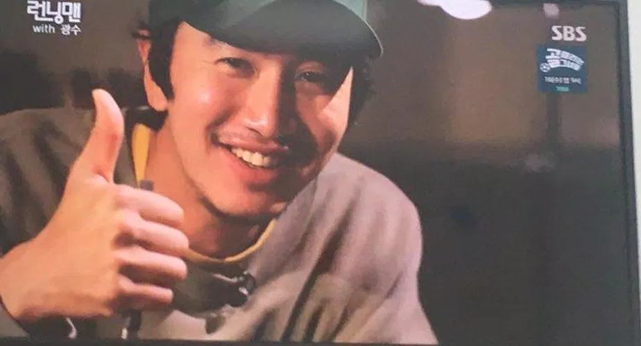 Nơi đầu tiên Kwang Soo muốn đến nhất trong ngày cuối ở RM là đến tầng thượng SBS, địa điểm quay mở màn của RM 11 năm về trước. (Ảnh: Internet).