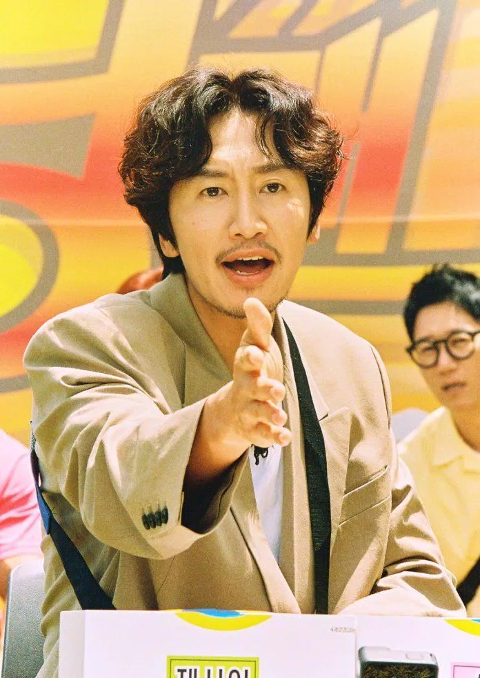 Lee Kwang Soo trả lời câu hỏi. (Ảnh: Internet).
