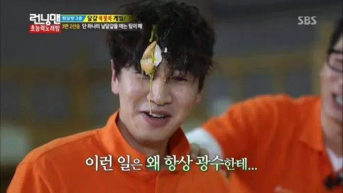 Thần giải trí "nhập" Lee Kwang Soo khi chọn trúng 2 lần trứng sống. (Ảnh: Internet). Thần giải trí "nhập" Lee Kwang Soo khi chọn trúng 2 lần trứng sống. (Ảnh: Internet).