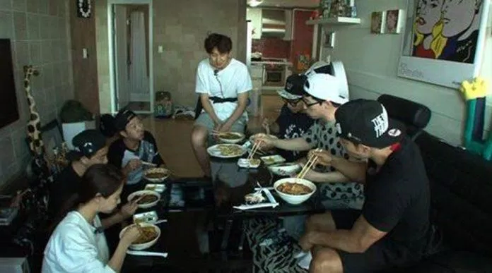 Các thành viên "đột nhập" nhà của Lee Kwang Soo . (Ảnh: Internet). Các thành viên "đột nhập" nhà của Lee Kwang Soo . (Ảnh: Internet).