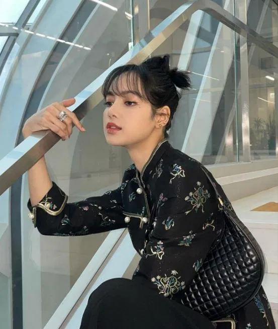 Lisa (BLACKPINK) tươi tắn khi diện tóc mái thưa (ảnh: internet)