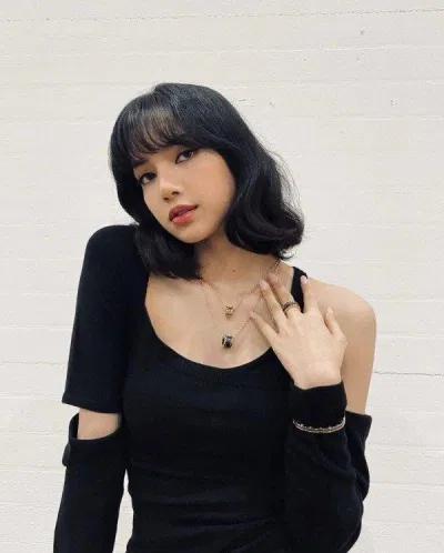 Lisa xinh đẹp như một búp bê Barbie với khuôn mặt nhỏ nhắn (Ảnh: Internet). Lisa xinh đẹp như một búp bê Barbie với khuôn mặt nhỏ nhắn (Ảnh: Internet).