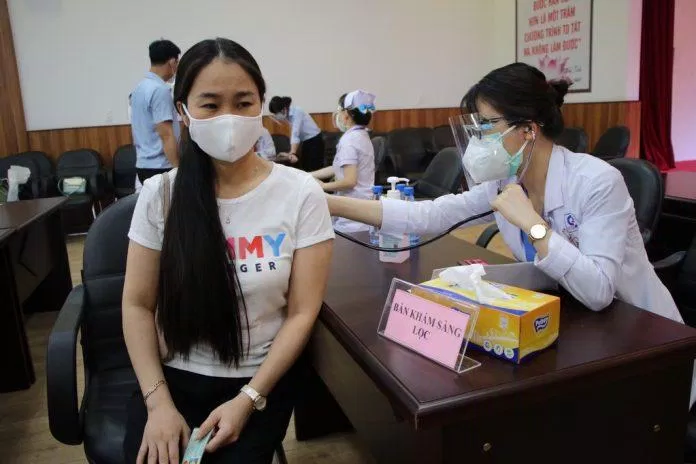 Khám sàng lọc tại địa điểm tiêm vắc xin phòng COVID-19 (ảnh: internet)