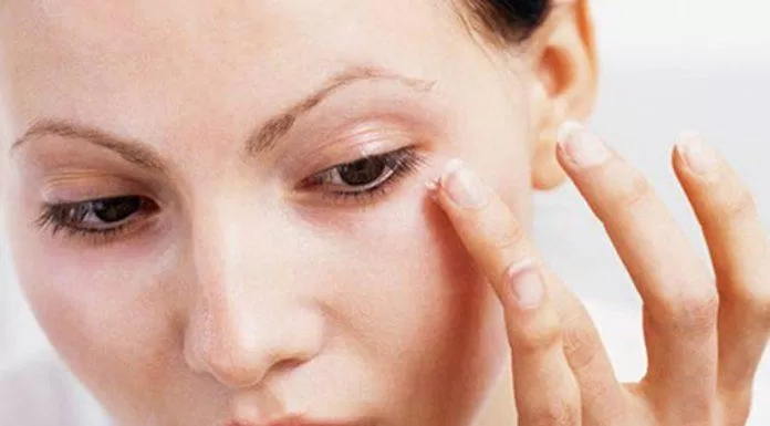 Vùng da dưới mắt thường dễ bị kích ứng bới những sản phẩm mới (Nguồn: Internet).