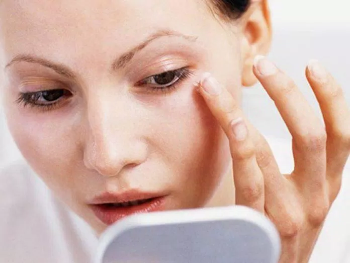 Vùng da dưới mắt thường dễ bị kích ứng bới những sản phẩm mới (Nguồn: Internet).