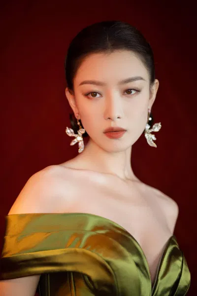Trang phục cắt xẻ khéo léo giúp Nghê Ni phô bày trọn vẹn sự xinh đẹp (Ảnh: Internet). Trang phục cắt xẻ khéo léo giúp Nghê Ni phô bày trọn vẹn sự xinh đẹp (Ảnh: Internet).
