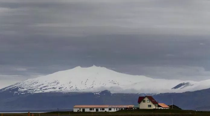Ngọn núi lửa Snæfellsjökull được bao phủ bởi tuyết trắng (Ảnh: Internet).