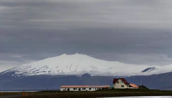 Ngọn núi lửa Snæfellsjökull được bao phủ bởi tuyết trắng (Ảnh: Internet). Ngọn núi lửa Snæfellsjökull được bao phủ bởi tuyết trắng (Ảnh: Internet).