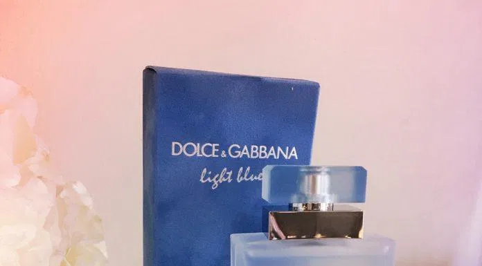 Nước hoa Light Blue Women có bao bì xanh sang trọng (Nguồn: Internet)