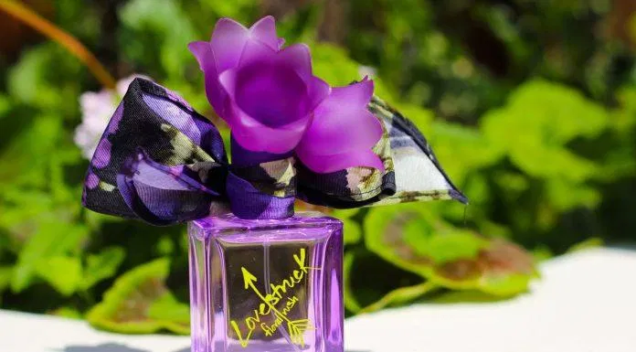 Lovestruck Floral Rush for women có thiết kế màu tím bắt mới với nắp hoa điểm nhấn (Nguồn: Internet) Lovestruck Floral Rush for women có thiết kế màu tím bắt mới với nắp hoa điểm nhấn (Nguồn: Internet)