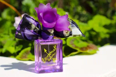 Lovestruck Floral Rush for women có thiết kế màu tím bắt mới với nắp hoa điểm nhấn (Nguồn: Internet)