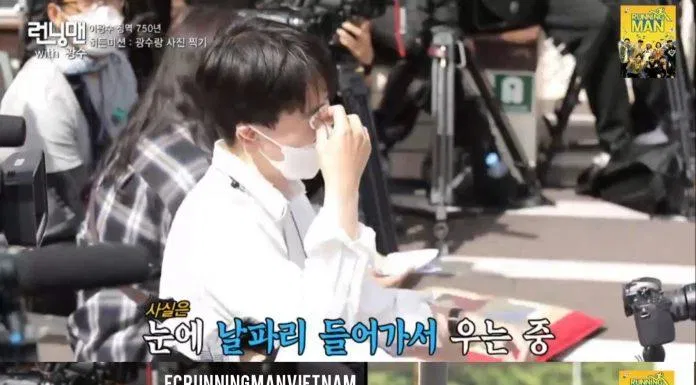 PD Bo Pil không thể kìm nén cảm xúc trong ngày chia tay Lee Kwang Soo. (Ảnh: Internet). PD Bo Pil không thể kìm nén cảm xúc trong ngày chia tay Lee Kwang Soo. (Ảnh: Internet).