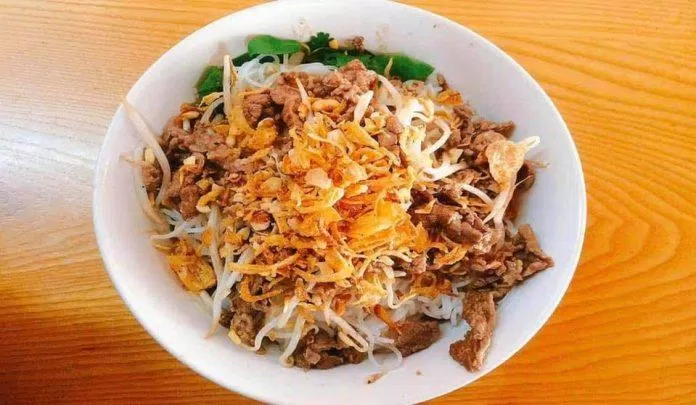 Món ăn tại quán Bún bò Cô Tuân - Hủ tiếu xá xíu chiên. (Nguồn: Internet)