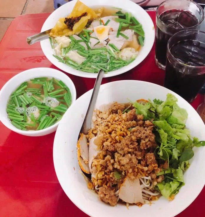 Nước dùng vừa phải có cả chả và tóp mỡ quán tự làm. (Nguồn: Internet)