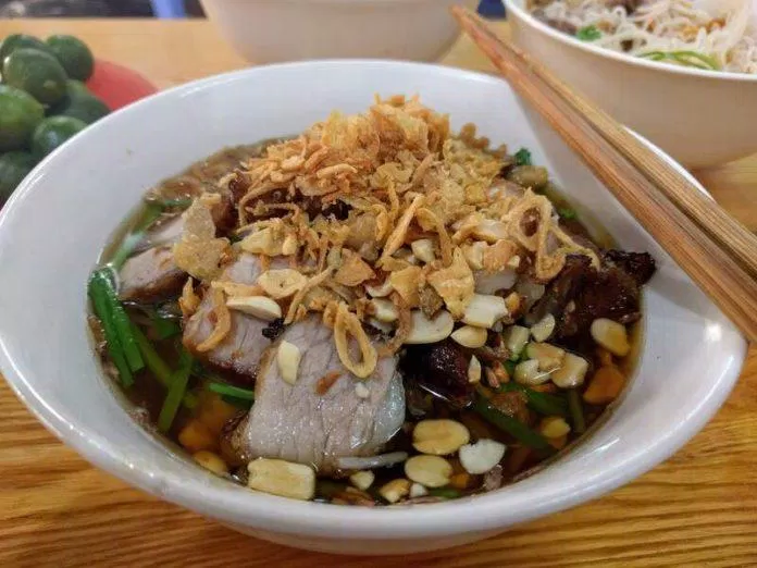 Món ăn tại quán Bún bò Cô Tuân - Hủ tiếu xá xíu chiên. (Nguồn: Internet)