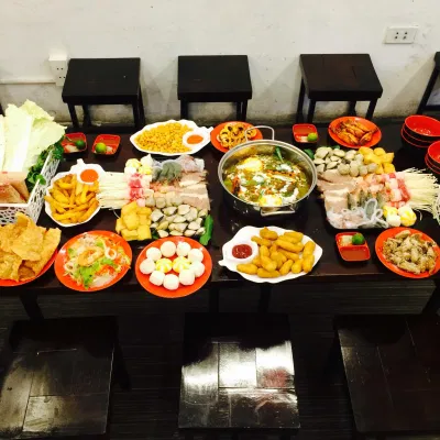 Không gian ấm cúng như ăn tại nhà, bàn đồ ăn vô cùng nhiều và thịnh soạn. (Nguồn: Internet)