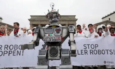 Những người biểu tình trong chiến dịch kêu gọi ban hành lệnh cấm đối với các robot sát thủ (Ảnh: Internet). Những người biểu tình trong chiến dịch kêu gọi ban hành lệnh cấm đối với các robot sát thủ (Ảnh: Internet).