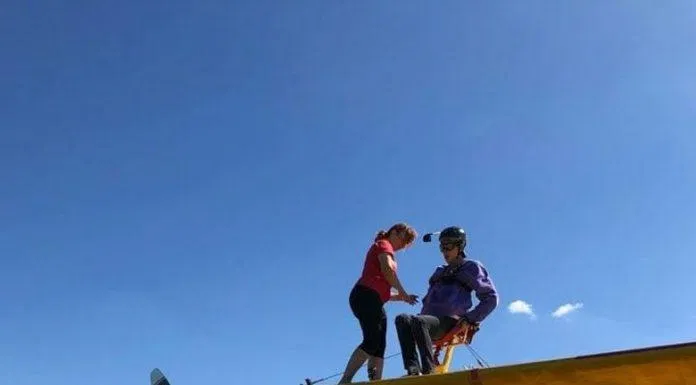 Lee Kwang Soo thực hiển thử thách Wing Walking. (Ảnh: Internet). Lee Kwang Soo thực hiển thử thách Wing Walking. (Ảnh: Internet).