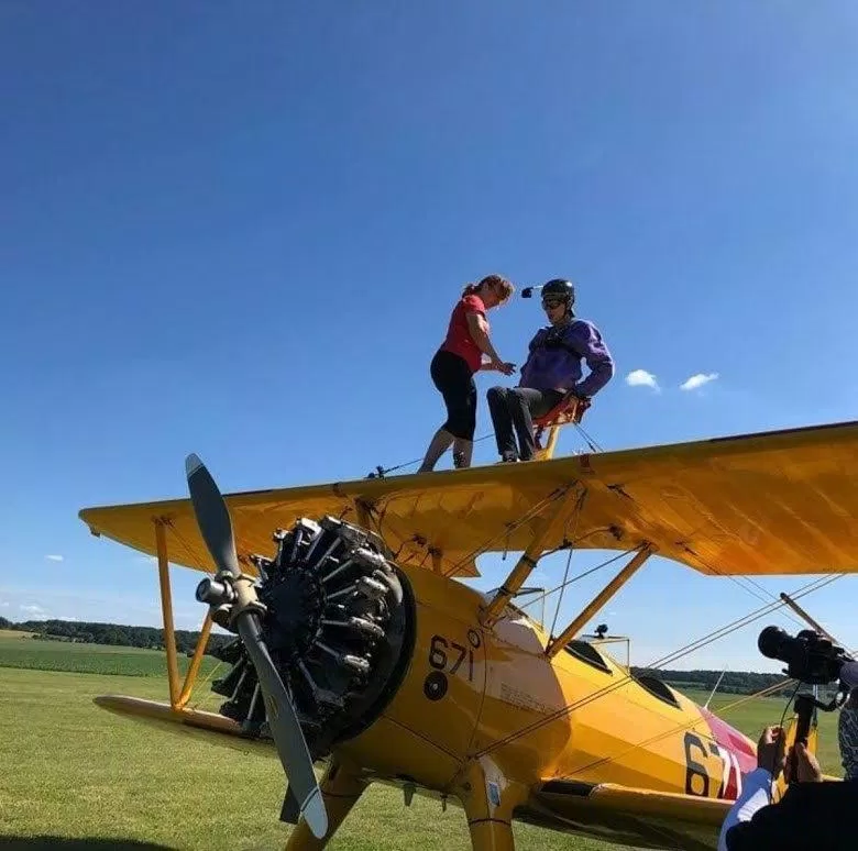 Lee Kwang Soo thực hiển thử thách Wing Walking. (Ảnh: Internet).