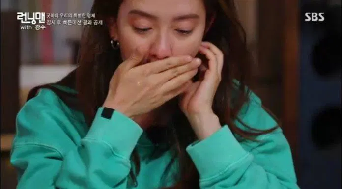 Mợ ngố đã khóc rất nhiều khi Kwang Soo đọc thư. (Ảnh: Internet). Mợ ngố đã khóc rất nhiều khi Kwang Soo đọc thư. (Ảnh: Internet).