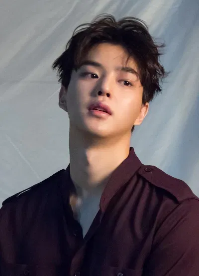 Song Kang được yêu thích nhờ vai diễn nam sinh trung học chìm đắm trong tình yêu trong "Love Alarm" (Ảnh: Internet). Song Kang được yêu thích nhờ vai diễn nam sinh trung học chìm đắm trong tình yêu trong "Love Alarm" (Ảnh: Internet).