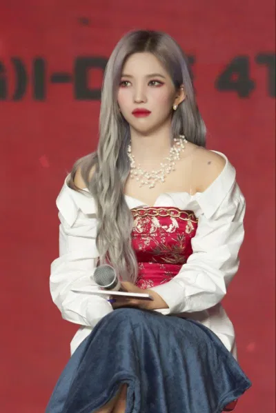 So Yeon được trời phú cho khuôn mặt nhỏ nhắn với khuôn hàm hình chữ V tự nhiên (Ảnh: Internet). So Yeon được trời phú cho khuôn mặt nhỏ nhắn với khuôn hàm hình chữ V tự nhiên (Ảnh: Internet).