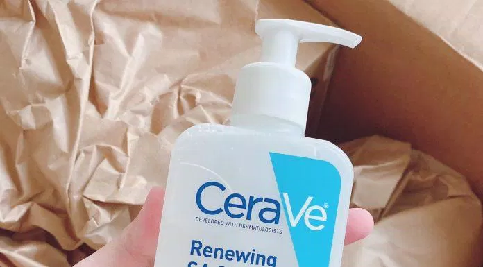 Sử dụng sữa rửa mặt CeraVe Renewing SA Cleanser vào buổi tối để loại bỏ sạch cặn dầu nhờn cũng như bụi bẩn (Nguồn: Internet).