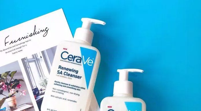 Sữa rửa mặt CeraVe Renewing SA Cleanser cung cấp khả năng làm sạch sâu dịu nhẹ cho da dầu mụn (Nguồn: Internet).