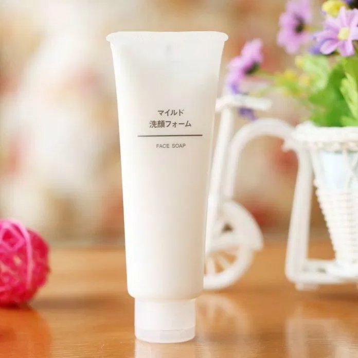 Sữa rửa mặt Muji Face Soap được thiết kế với phong cách tối giản, gọn nhẹ ( Nguồn: internet)