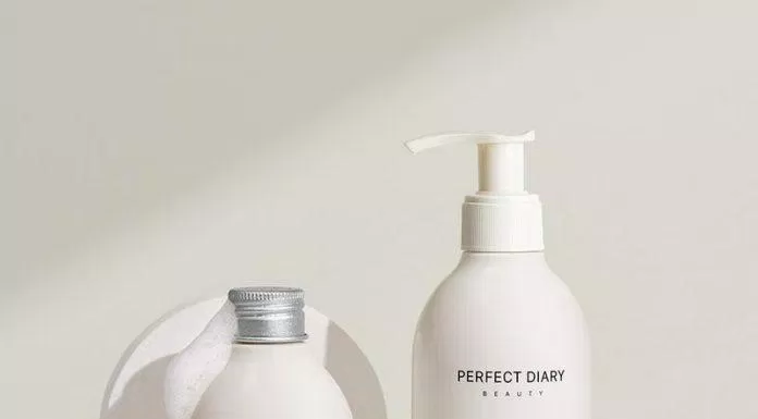 Sữa rửa mặt Perfect Diary Amino Acid Cleanser với thiết kế dạng chai hình trụ có màu trắng tinh khôi ( Nguồn: internet)