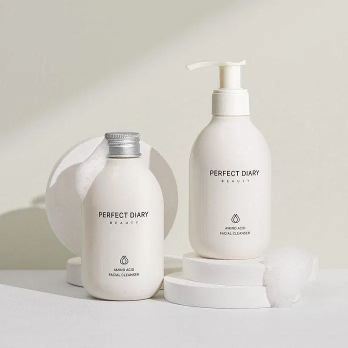 Sữa rửa mặt Perfect Diary Amino Acid Cleanser với thiết kế dạng chai hình trụ có màu trắng tinh khôi ( Nguồn: internet)