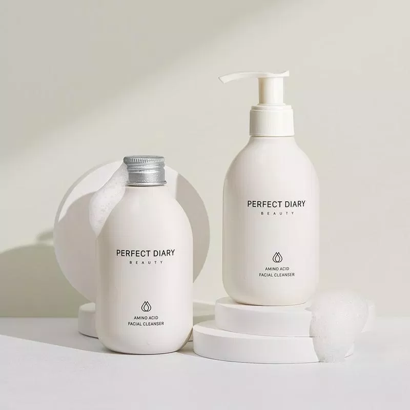 Sữa rửa mặt Perfect Diary Amino Acid Cleanser với thiết kế dạng chai hình trụ có màu trắng tinh khôi ( Nguồn: internet)