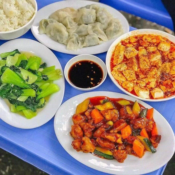 Bàn ăn tại Sủi Cảo Đệ Nhất Đông Bắc (Nguồn: Internet)